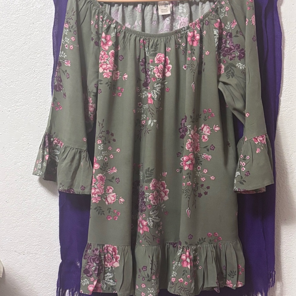 Woman’s green flower print peasant top blouse from Terra Sky